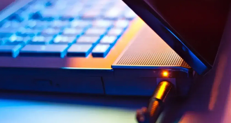 Bikin Cepat Rusak Main Laptop Sambil Dicas, Mitos atau Fakta? - BREAKINGON.COM
