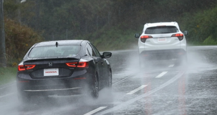 Persiapan Apa Saja untuk Menghadapi Musim Hujan Pada Mobil Anda - BREAKINGON.COM